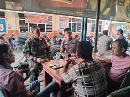Babinsa Wonokusumo Bersama Tiga Pilar Gelar Komsos di RW 10 Untuk Antisipasi Banjir