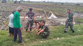 Dukung Program KASAD, Babinsa Koramil Tambaksari Siapkan Lahan Untuk Penanaman Pohon Keras
