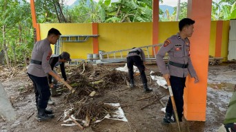 Sinergitas Polisi Bersama TNI dan Warga Bersihkan Lumpur Pasca Banjir di Situbondo