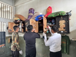 Thumbnail Tingkatkan Kewaspadaan, Petugas Lapas Narkotika Pamekasan Lakukan Razia Mendadak di Blok Hunian Tingkatkan Kewaspadaan, Petugas Lapas Narkotika Pamekasan Lakukan Razia Mendadak di Blok Hunian