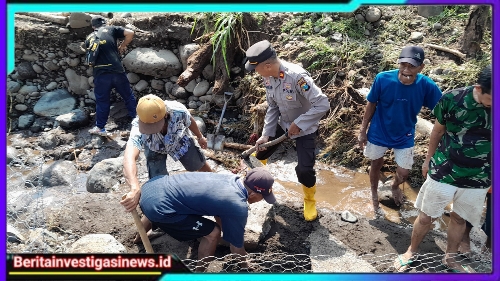 Kompak, Polisi dan TNI Bersama Warga Pasang Bronjong Antisipasi Banjir Susulan di Situbondo
