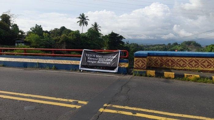 Jembatan Interchange Manado Terlihat Spanduk Berisi Pesan Penyemangat Hidup